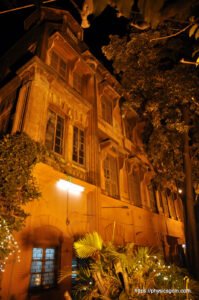 ১৯০২ সালে নির্মিত জে সি বোসের বাসভবন আচার্য ভবনকে একটি জাদুঘরে পরিণত করা হয়।